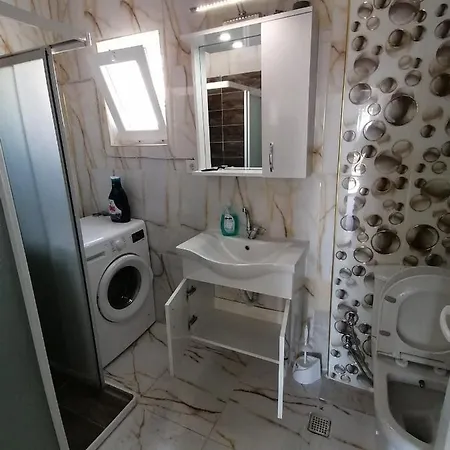 Gundogdu Havuzlu Ve Deniz Kenari *